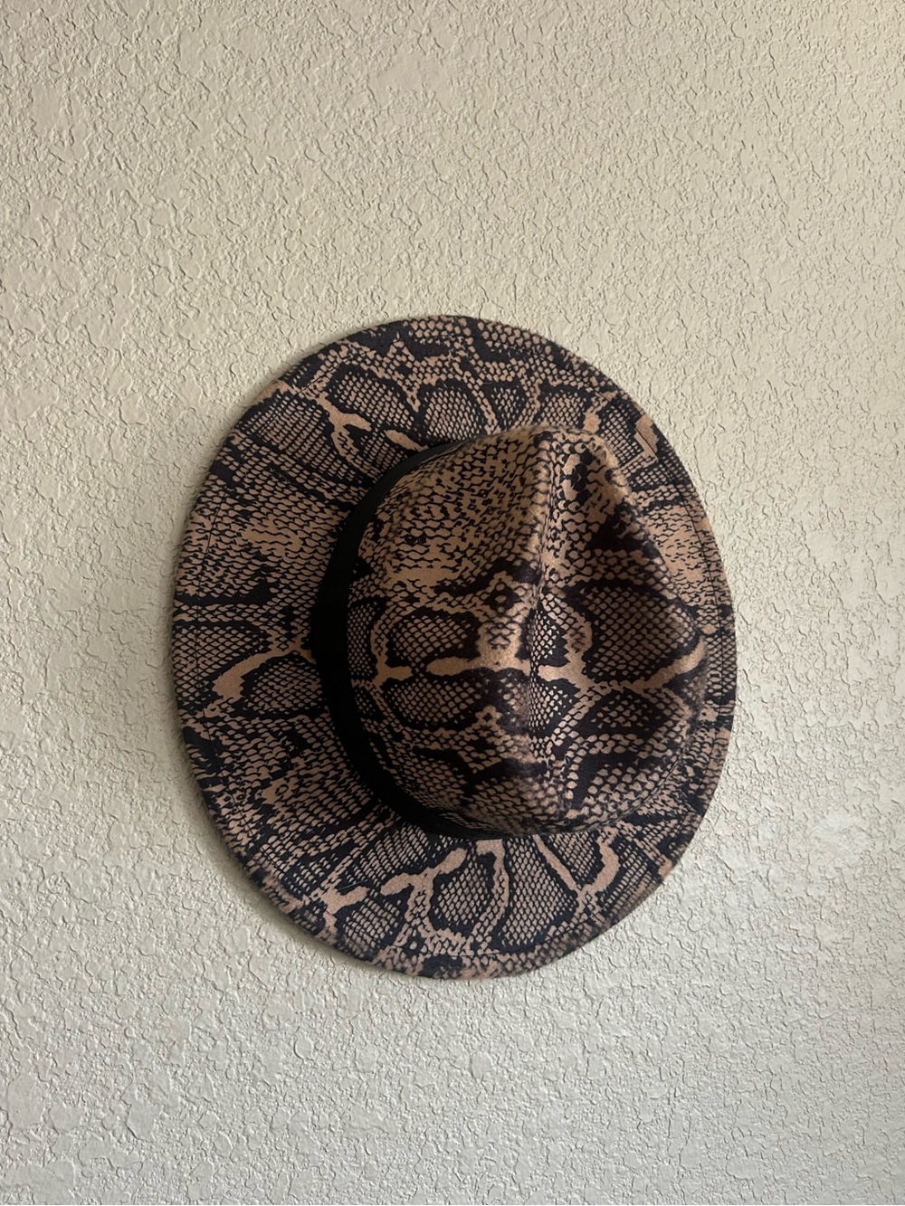 Like New Brown and Black Snake Skin Fedora Women’s - Picture 3 of 8